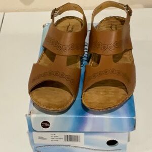 Easy Street Sloan Comfort Wave Tan Leather Sandals Women's Size 11 M (Run large)